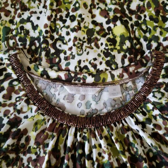 Laura Ashley, Printed Top Blouse with Beads, Bat Sleeves - Size M - Picture 3 of 4